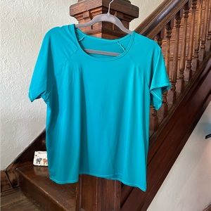 Green Dona Jo tennis/pickleball/golf/workout top with back vent.